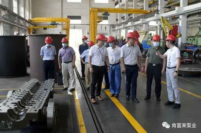 董事长、总经理陈迪，党委副书记黎宇明陪同调研组一行参观熊猫·体育-熊猫online(中国)展览室