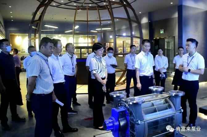 公司董事长、总经理陈迪(右一)向李军区长(右二)一行介绍熊猫·体育-熊猫online(中国)产品